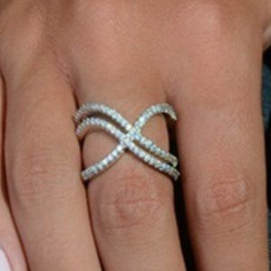 Stylish Silver Crisscross Ring